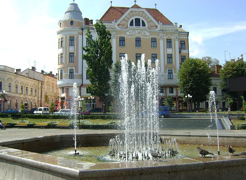 Площа Філармонії в Чернівцях