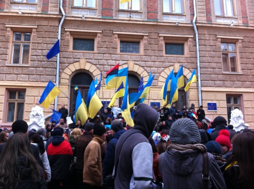 Майже тисячу студентів під державними прапорами та символікою ЄС пікетували приміщення Чернівецької ОДА.